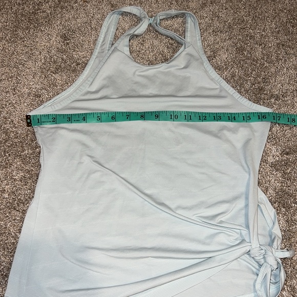 ATHLETA TANK WITH CLASP TO ADJUST Size xxs can fit up to a medium - Picture 6 of 8